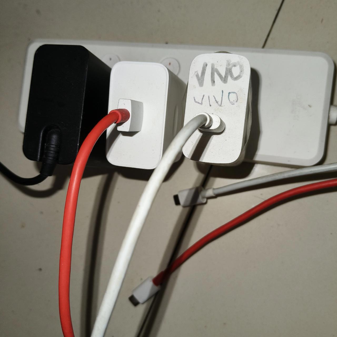 因为插错充电线，
被骂没脑子！
为什么不买同品牌手机，不就不会用混了嘛！

为了