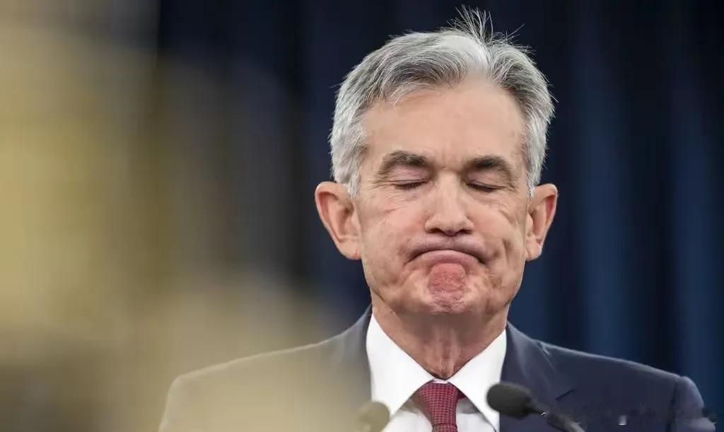 鲍威尔这美联储主席当得可太不容易啦，到处受气。美联储维持利率不变，特朗普就不乐意