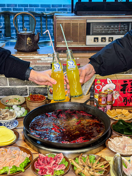 水碾河居民楼下，被邻居们盖章的社区火锅！！