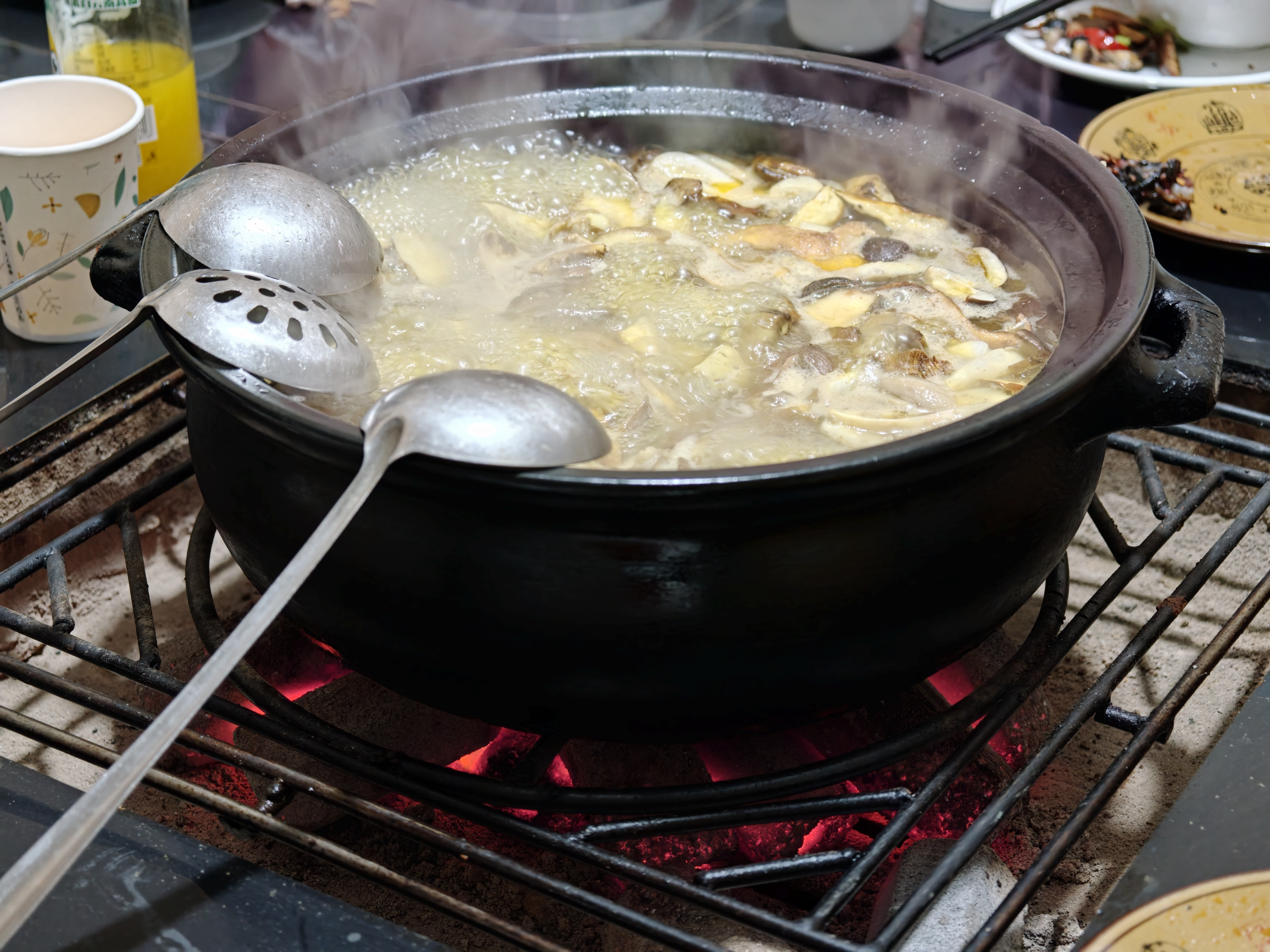 早，晚上来吃碳火菌菇土鸡煲 腾冲·刘记老火塘土鸡(世纪城店)