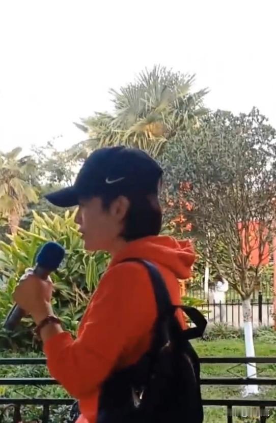 路过街心花园，又被熟悉的退休叔叔阿姨们邀请唱首歌，他们有音乐功底，会多种乐器，会