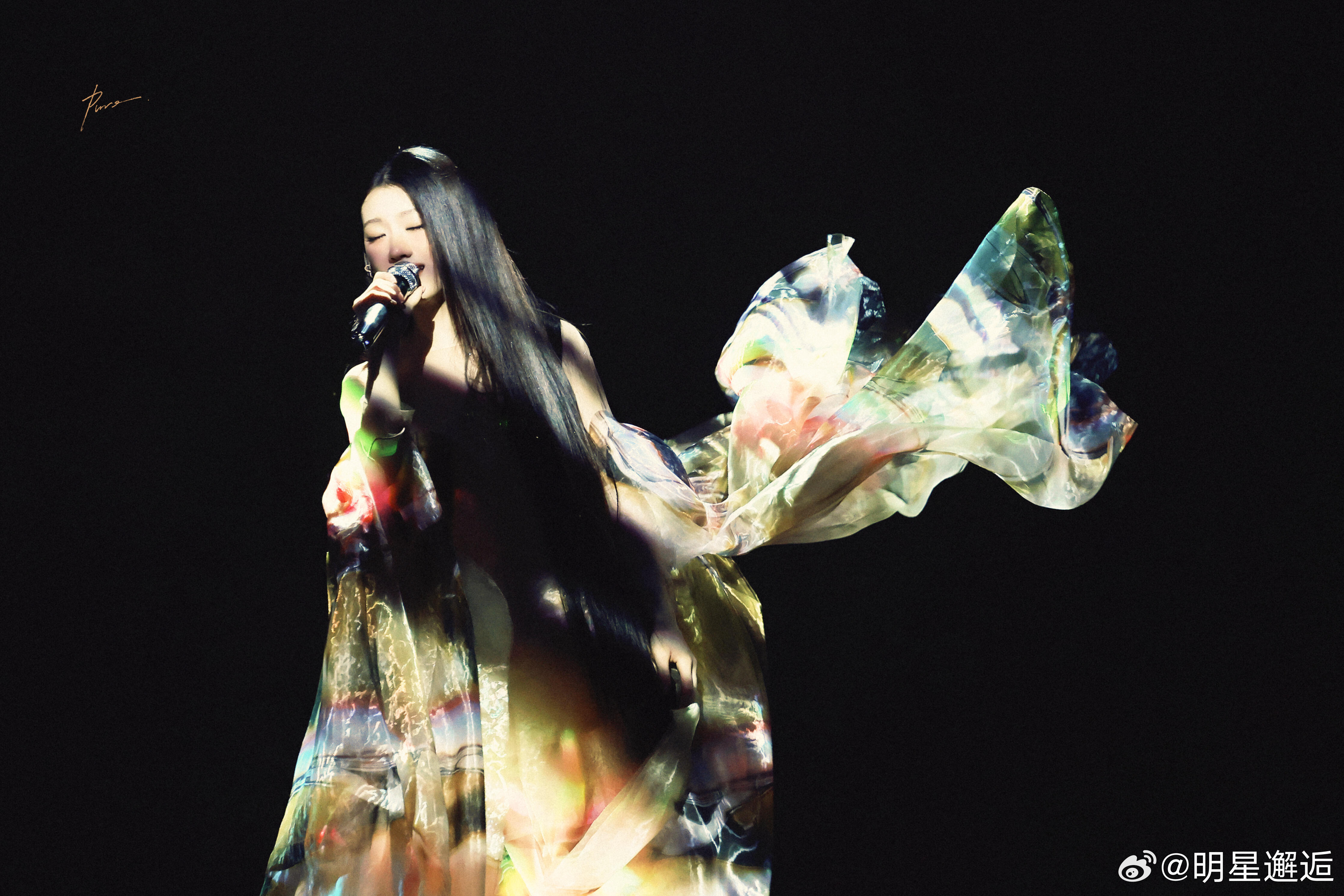 单依纯演唱会这套纱裙穿搭太仙了！动态时裙摆翻飞，静态时光影流转，让她在演唱抒情歌