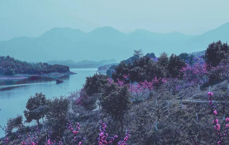 请对下联 看到“雨洒五湖四海”这个上联，我也来了兴致对下联。有人对“春归千山万水