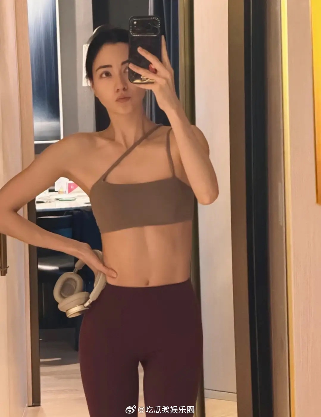 娜然久违更新社交动态，晒出了一组健身照，并配文“没更新的日子也在好好生活”。值得