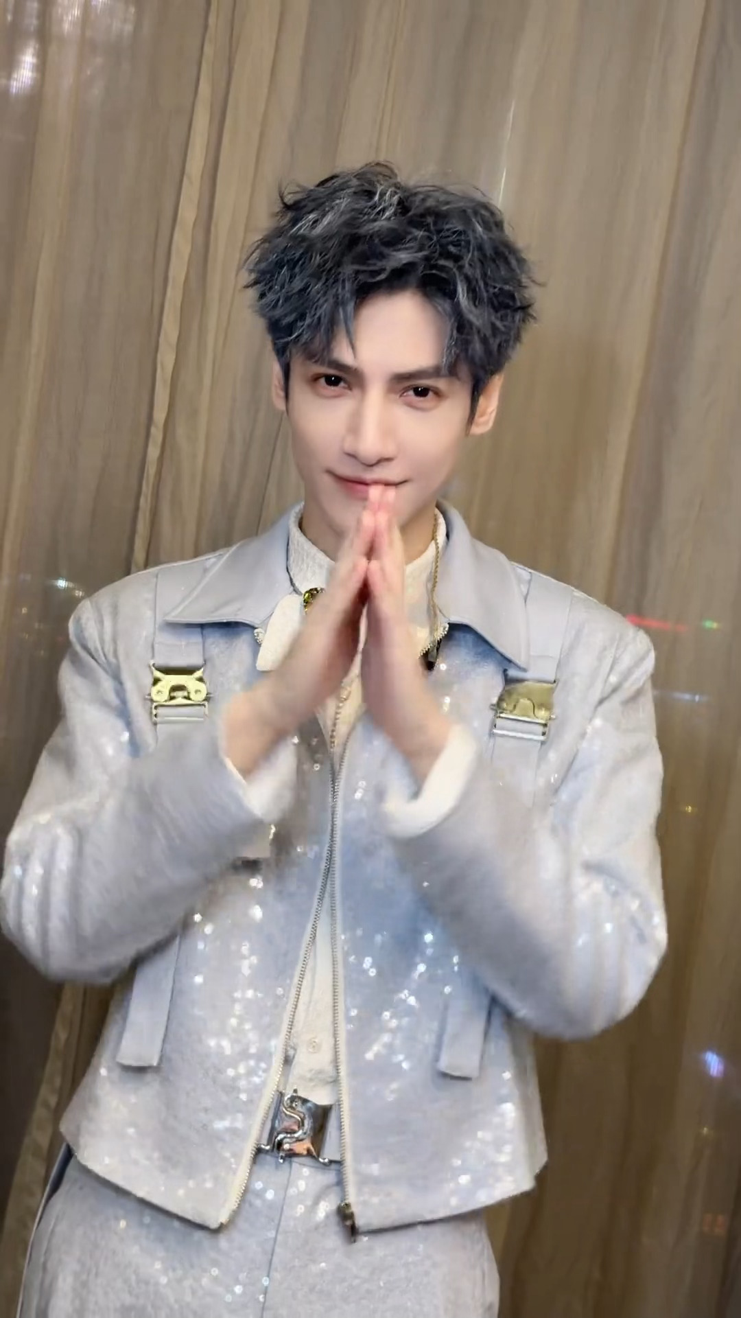 罗云熙抖更新果不其然不浪费每一次妆造还是斑马音乐节那天拍的😁完全男大来的，熙熙