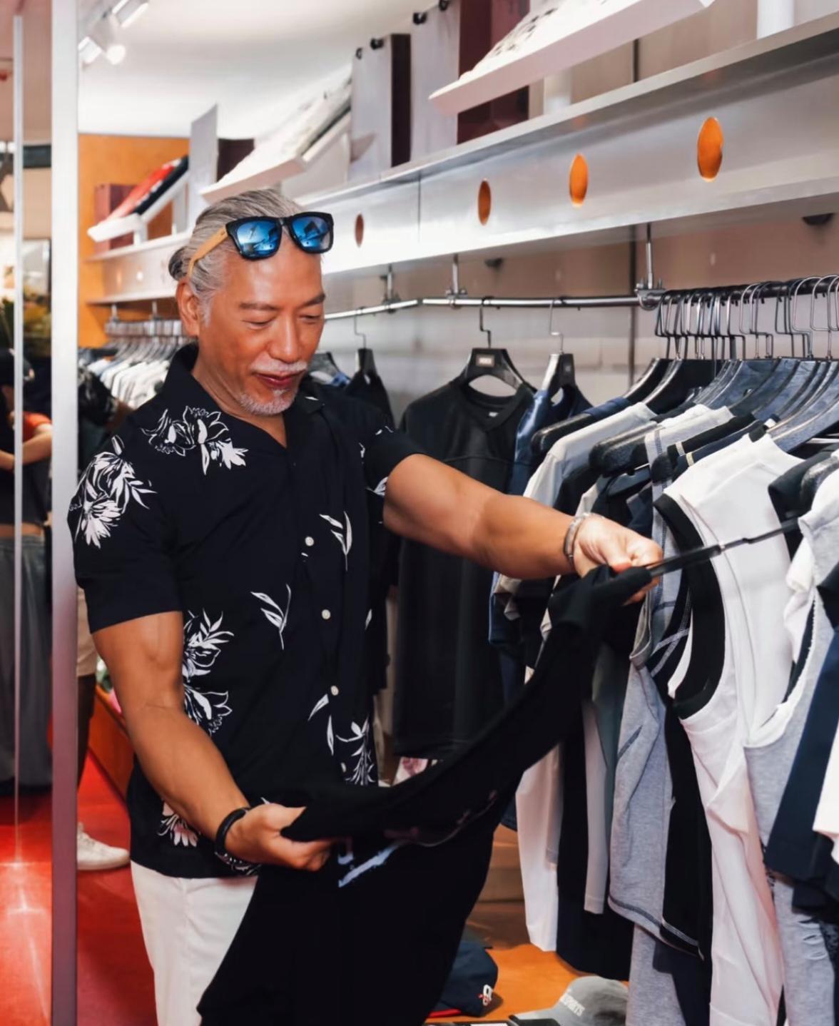 张耀扬现身服装店买衣服被民众偶遇，两位漂亮服务员站在他身边一起合影，还给他讲解衣