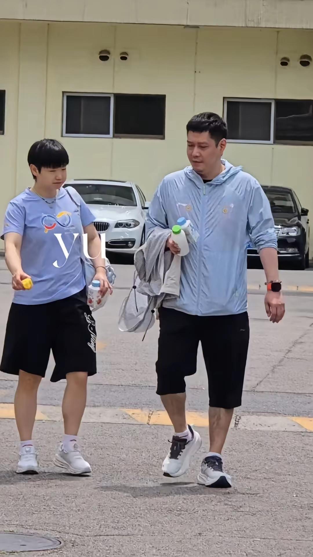 莎莎随老邱上训，现代版的哪吒和李靖，哪吒不一定听李靖的话，但比李靖本事大嘿～！