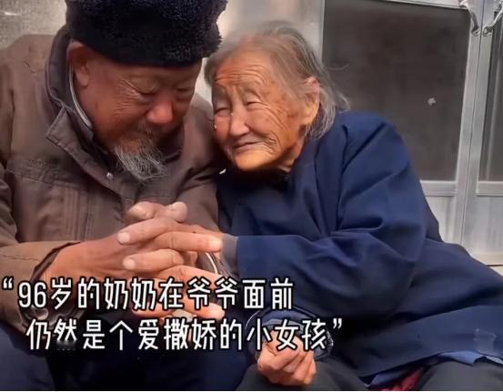 看哭了！98 岁的老爷爷临终前给 96岁的奶奶劈了一屋子的柴！爷爷：“我好怕她烧