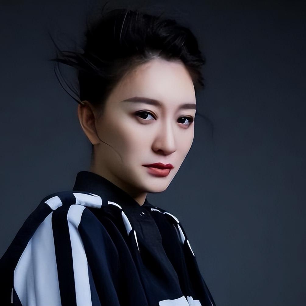 演员，李小冉说，拍赵宝刚的第一部戏，他就看不好我，经常唠叨，你这个怎么能行呢，懒