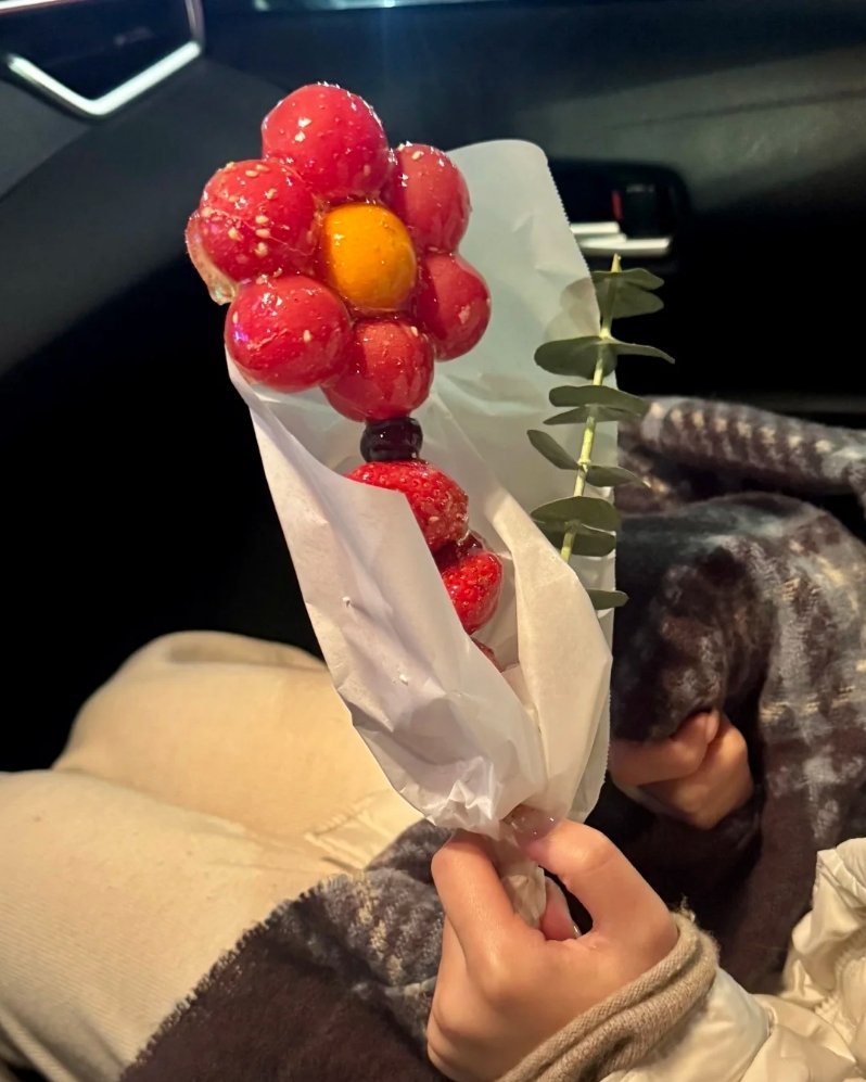 爱已经养不起我了 我贪婪 要物质我更爱 要花 要钱 要礼物 要陪伴 别问为什么我