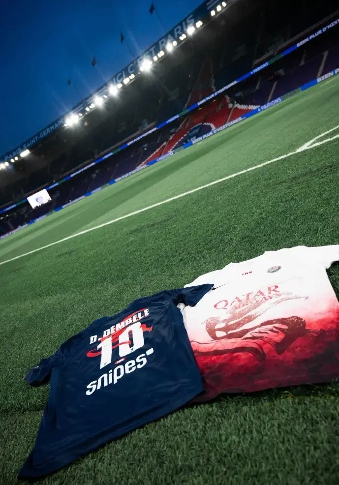 法国球迷俱乐部  今年的春节主题球衣是王嘉尔的团队做的设计巴黎圣日耳曼