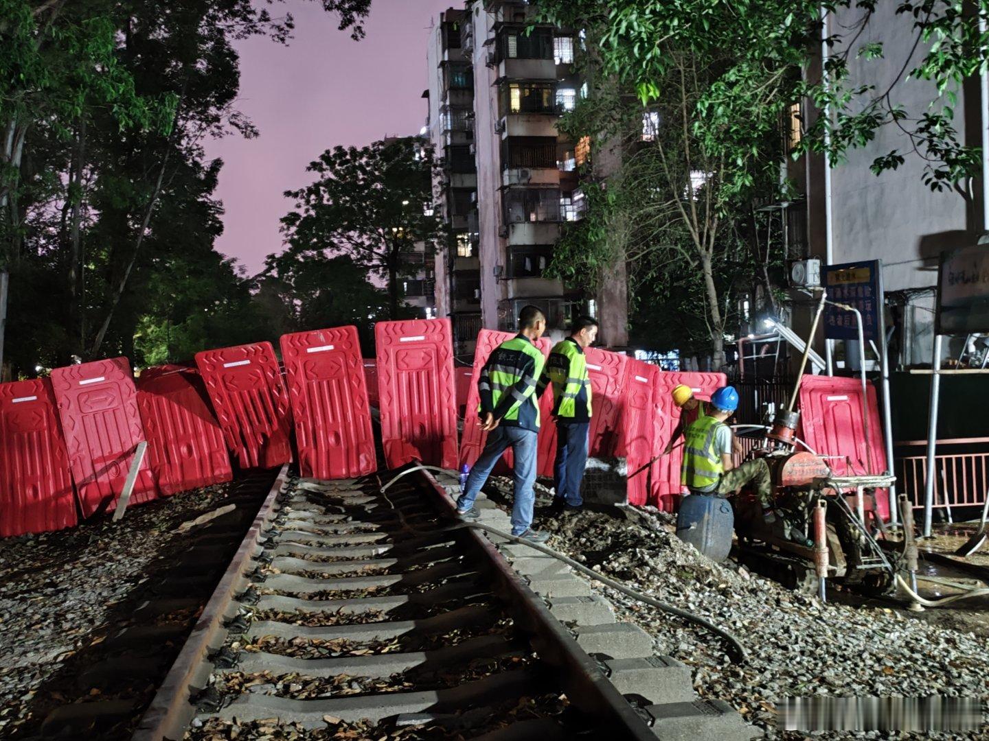 广州地铁12号线中段为今年年底开通拼命赶工，柯子岭站A出口本阶段24小时不间断施