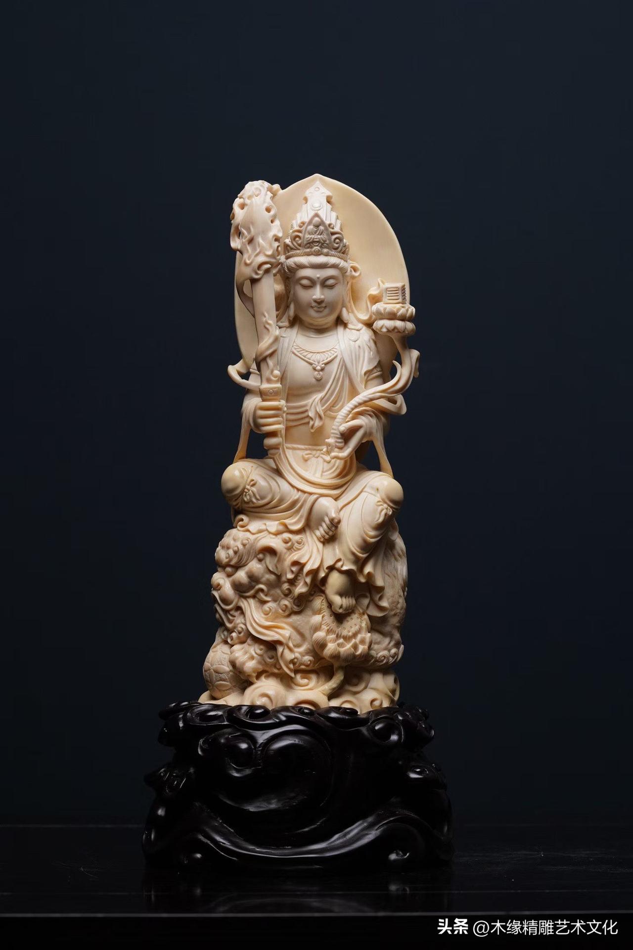 有些作品让人赞叹雕工，有些作品则让人沉下心来思考。

文殊菩萨端坐祥狮之上，神情