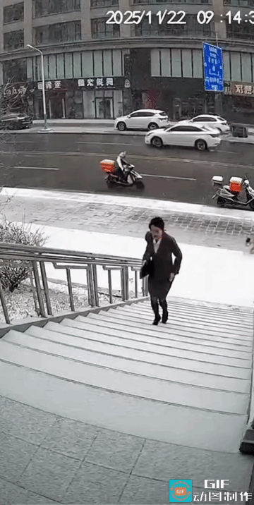 女子下雪天穿着高跟鞋，跑着上台阶，摔倒就不是偶然的了。
视频里，看着是狗追着女王