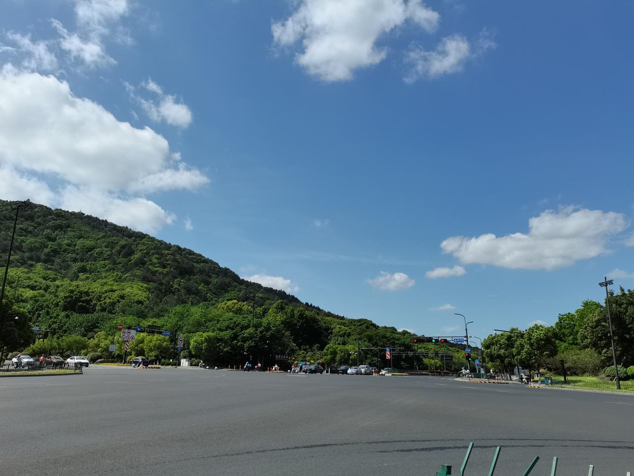 写情书那男的又发信息来，
问我最近在忙什么。

不知为什么，
看到他的信息有一点