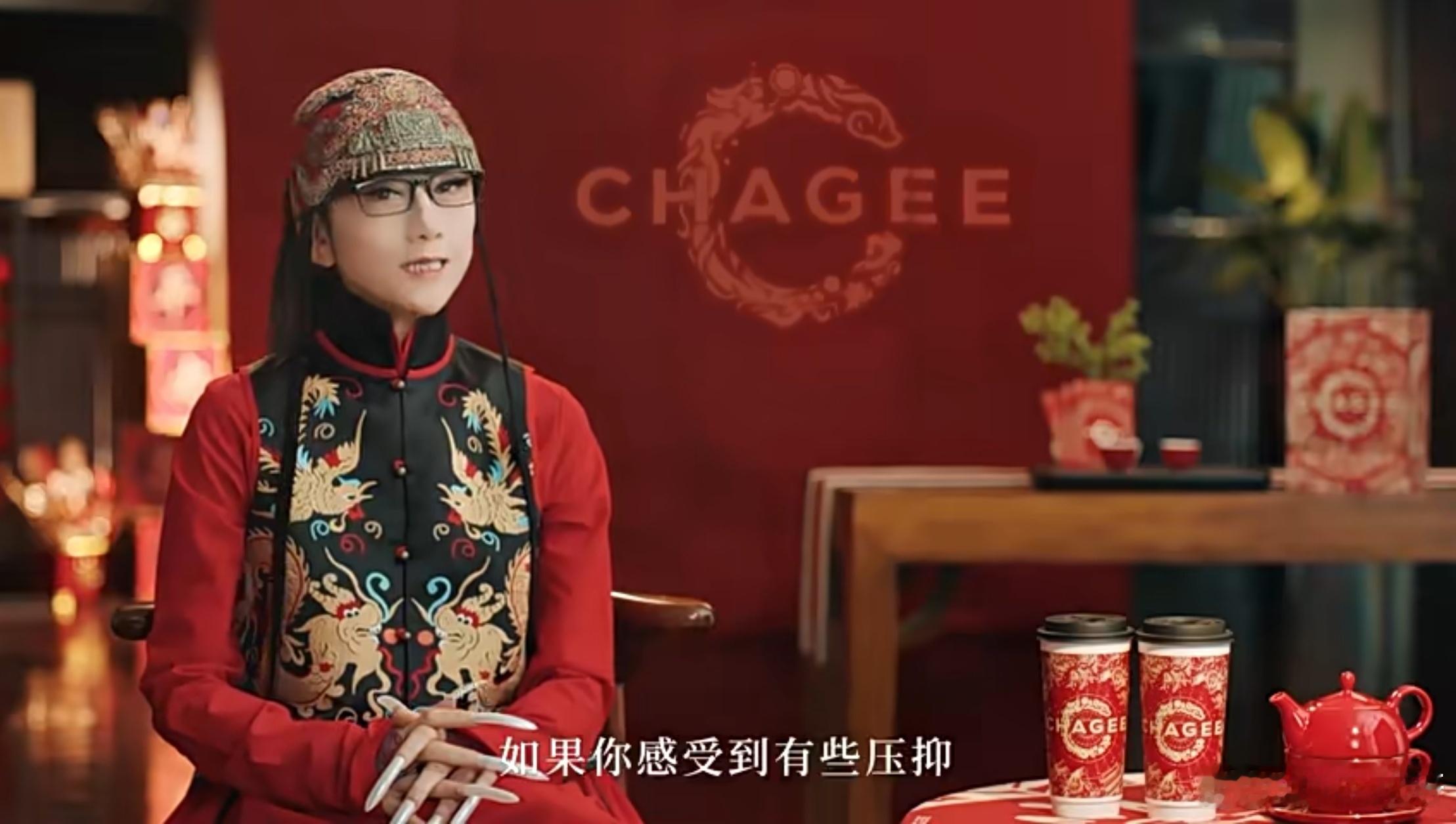 这届年轻人有自己的拜年搭子 在新的一年，国宝级艺术家杨丽萍老师给年轻人带来了珍贵