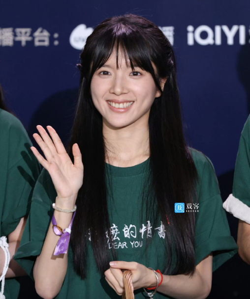 李思潼走红毯也穿工服 你觉得她美吗？从这些大广角的摄相机里出来的照片，有没有发现