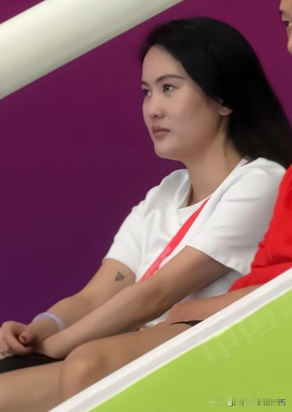 化着淡妆的陈若琳好美啊，穿着一件白色T恤，长发飘飘的样子惹人爱，这颜值真的不比娱