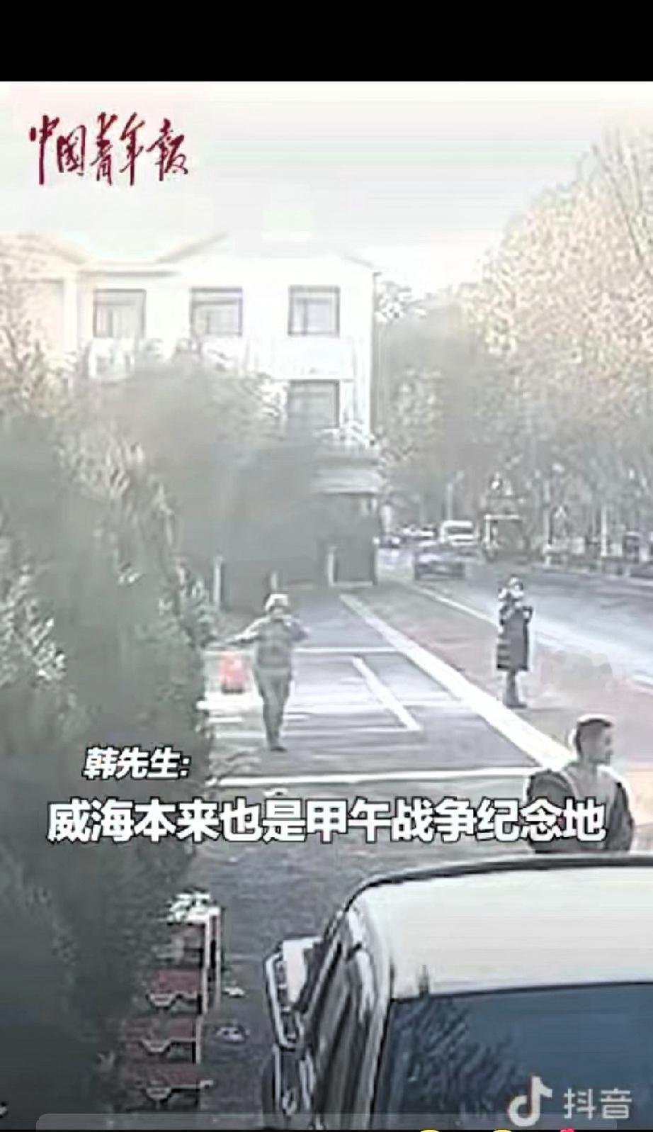 “这格局真大！”近日，威海一对中年夫妇提着15万现金到军营门口，想捐给部队支持国