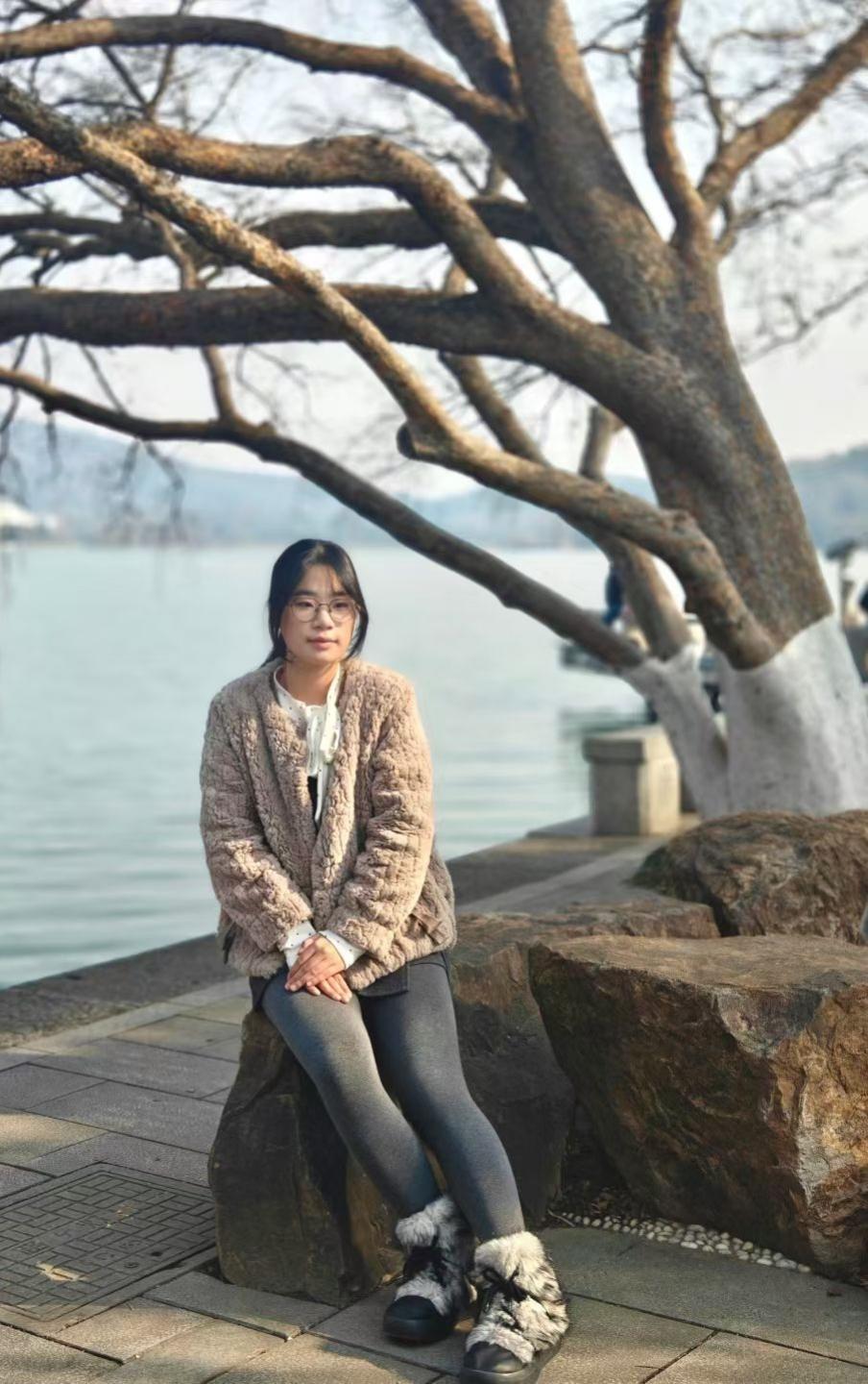 一天一眨眼，一年一秋寒；一生一叹息，一笑一哭一辈子
 
前几天早上刷牙，看着镜子