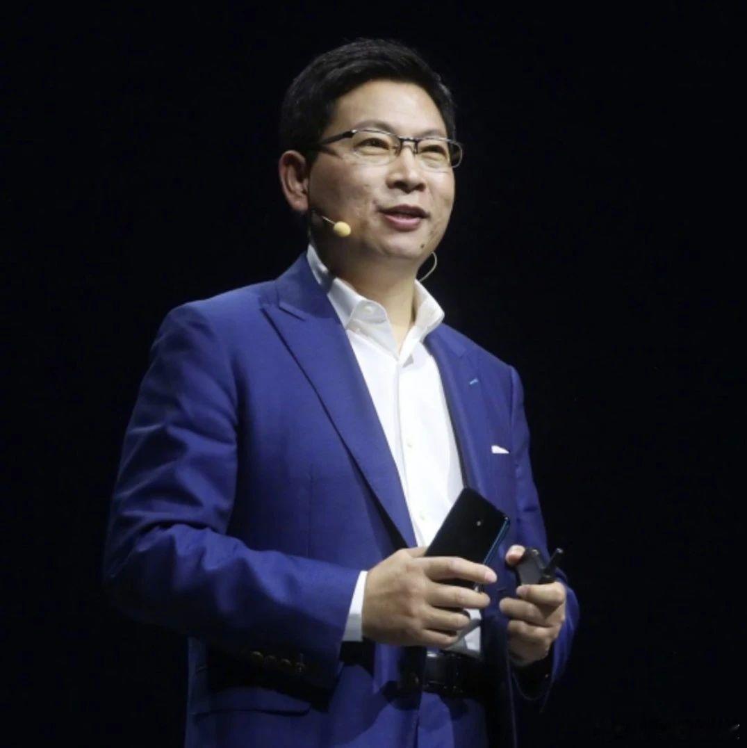 24999说成2499，少了一个“9”，却多了一整屏热搜。余承东在发布会上把折叠