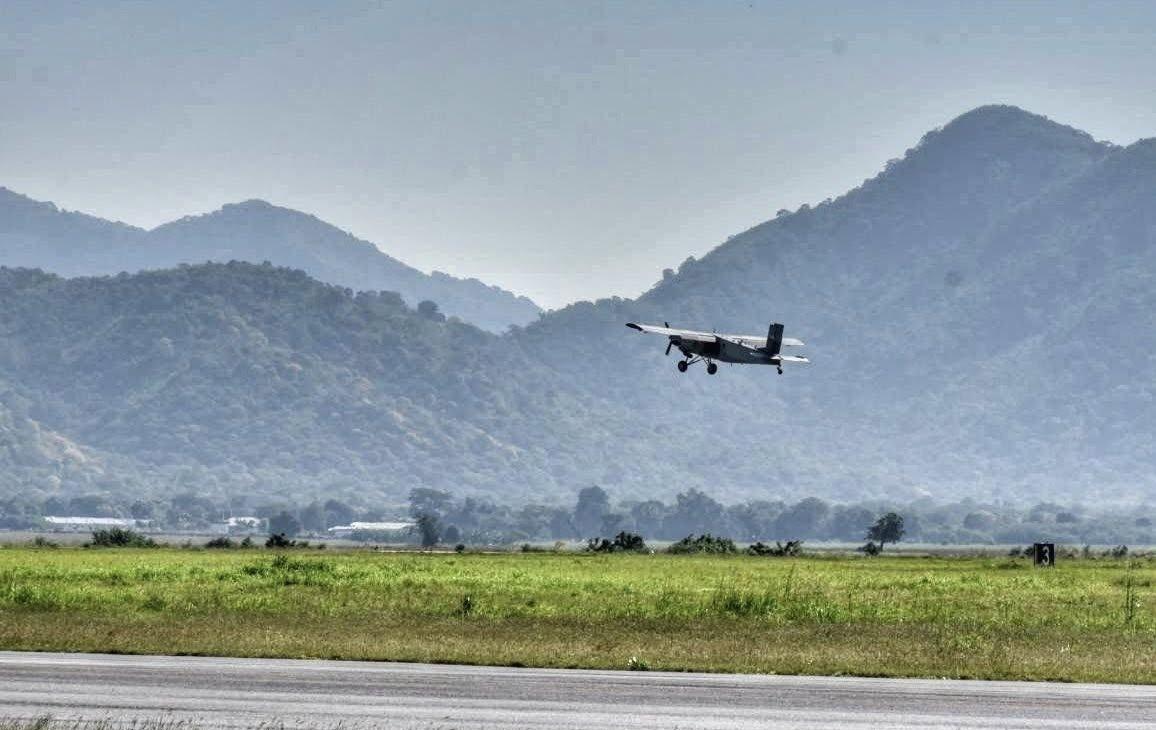 执行灾情调查任务的泰国空军的AU-23A （又称和平制造者）飞机，比较少见的装了