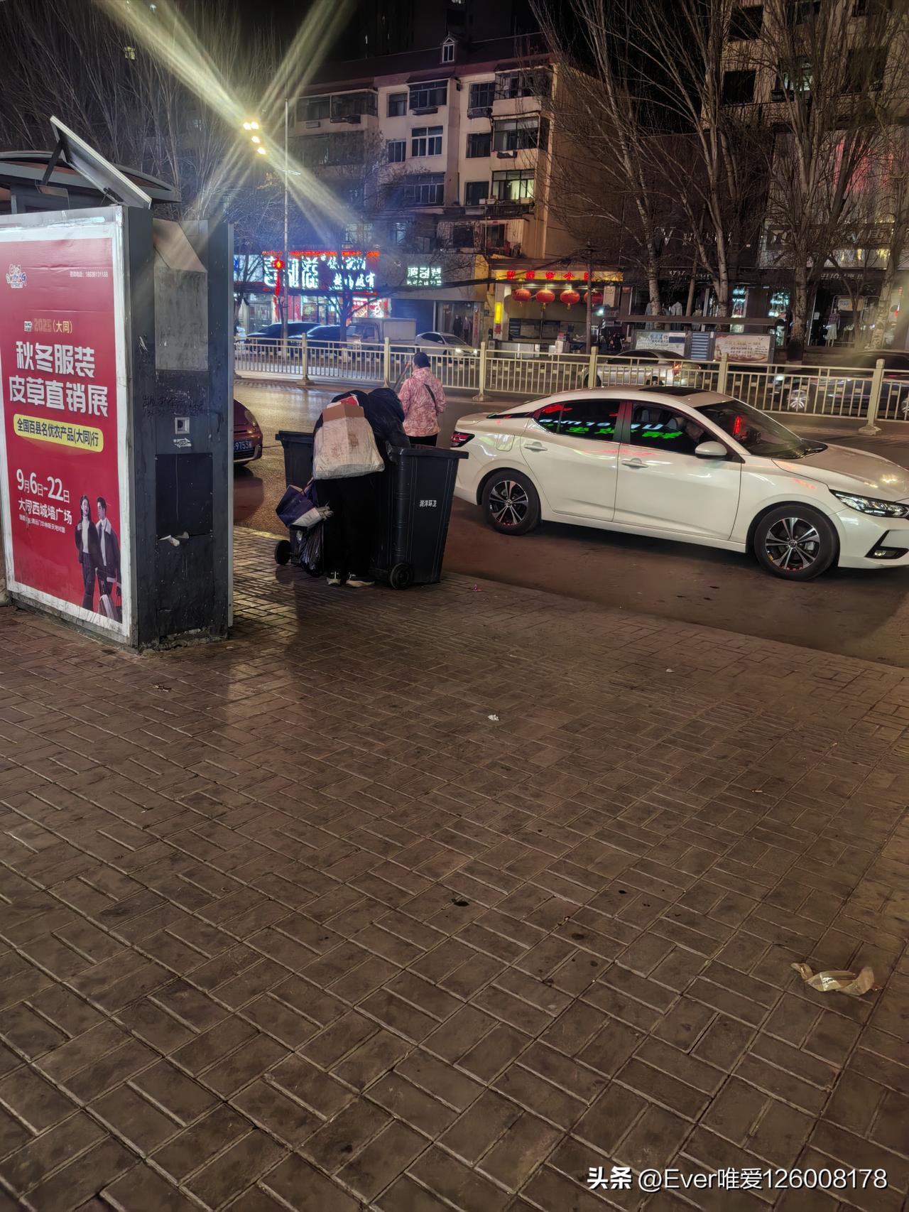 感觉现在在路边和垃圾桶找废品的人越来越多了仔细观察就会发现，这些捡废品的人群里有