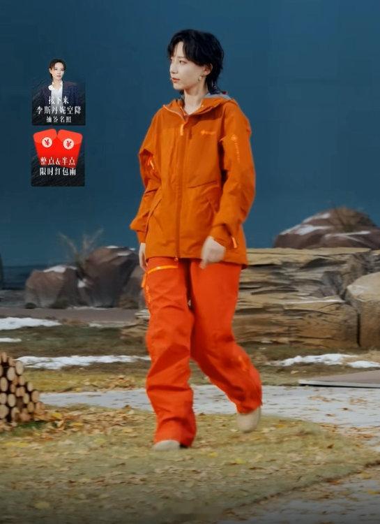 李斯丹妮山系穿搭天花板李斯丹妮展现户外时尚魅力！冲锋衣造型兼具实用与潮流，高饱和
