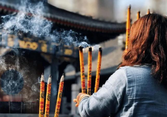 上香为啥只用三根？这其中有哪些讲究？怎样上香才是正确的？

老茶馆的案头、端午的