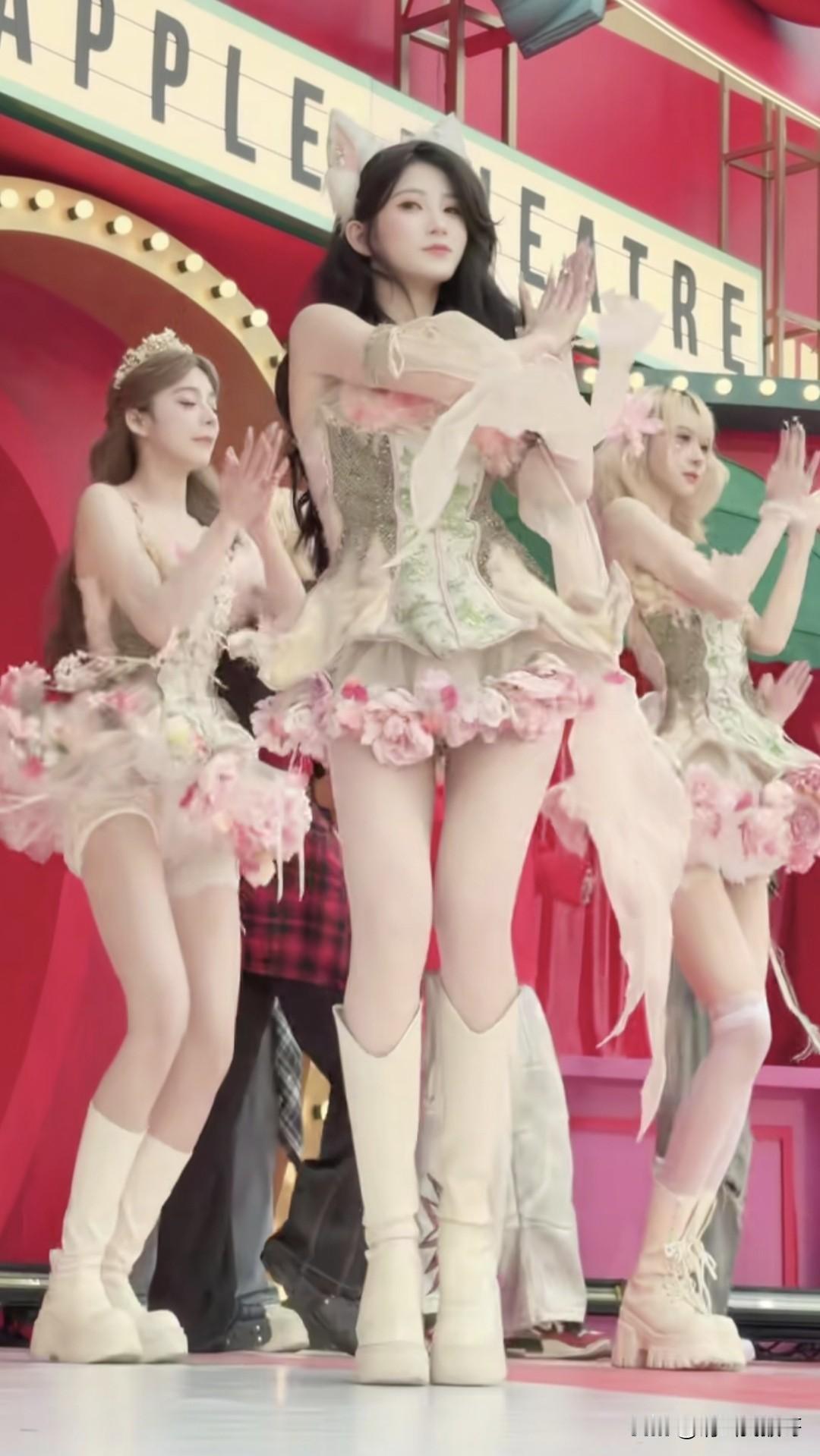 深圳欢乐谷这是砸了多少流量包啊，一天刷到几十个这个视频。