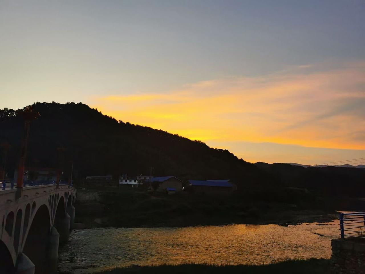 金字经·山居
云岭青山隐，
一溪十里幽。
九邻相和音韵柔。
悠，七言情意留。
心