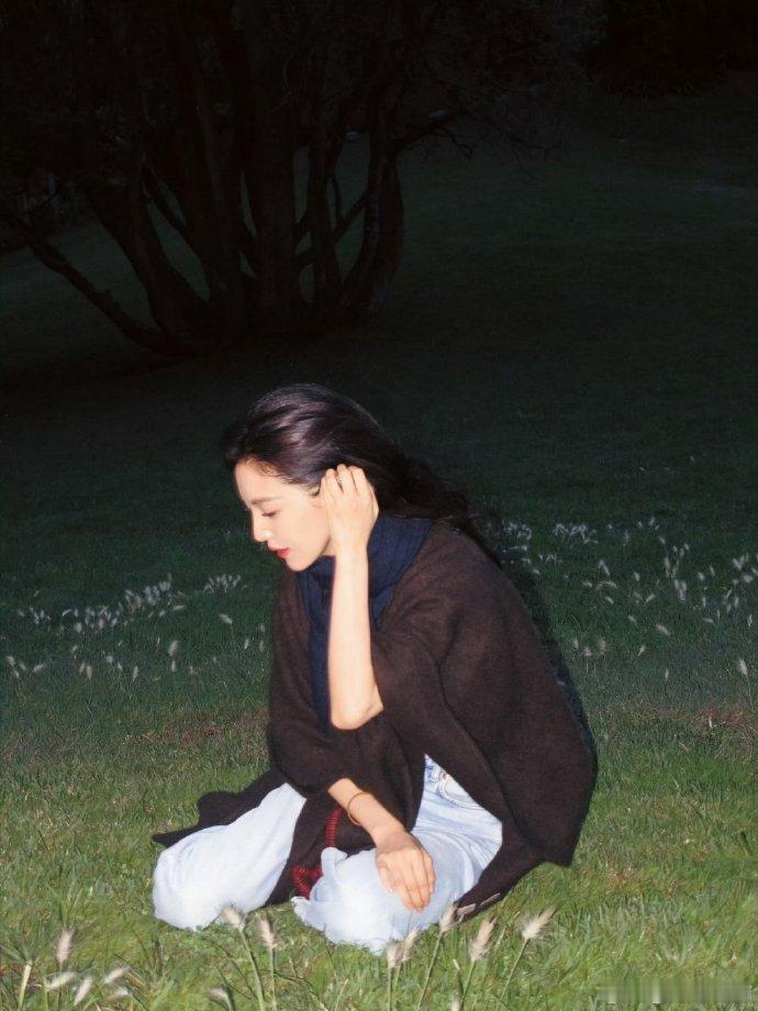 章若楠晒里斯本随拍章若楠里斯本plog夜草坪的侧颜好有故事感，棕披肩衬得气质温柔