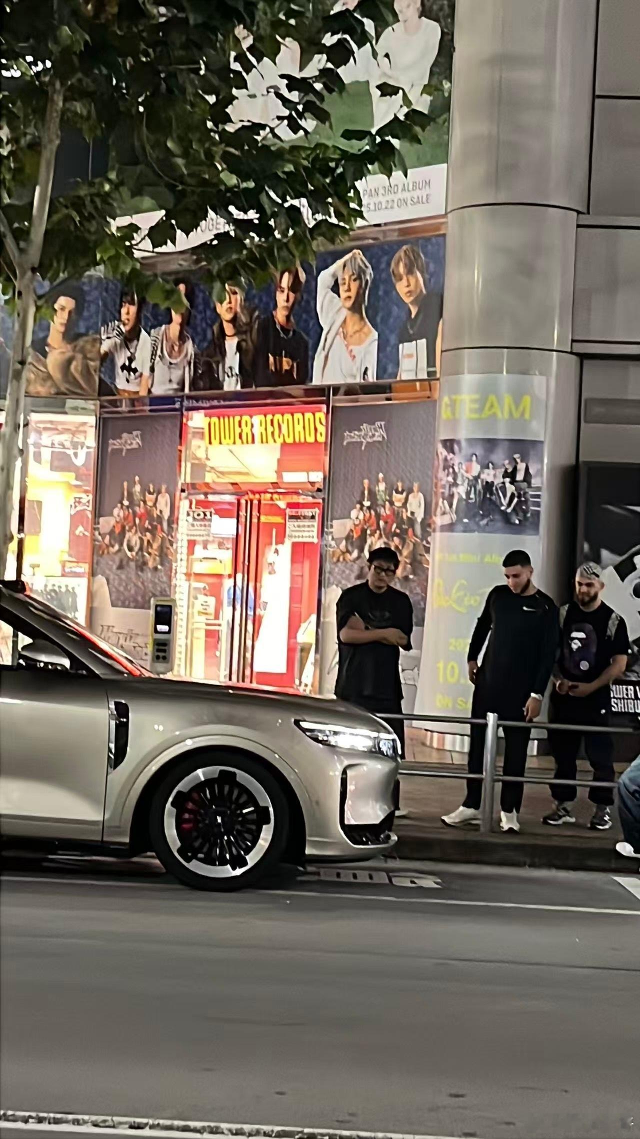 岚图FREE+要去日本踢馆吗？不知道是谁把车弄过去的留学生、华人、各国游客见到都