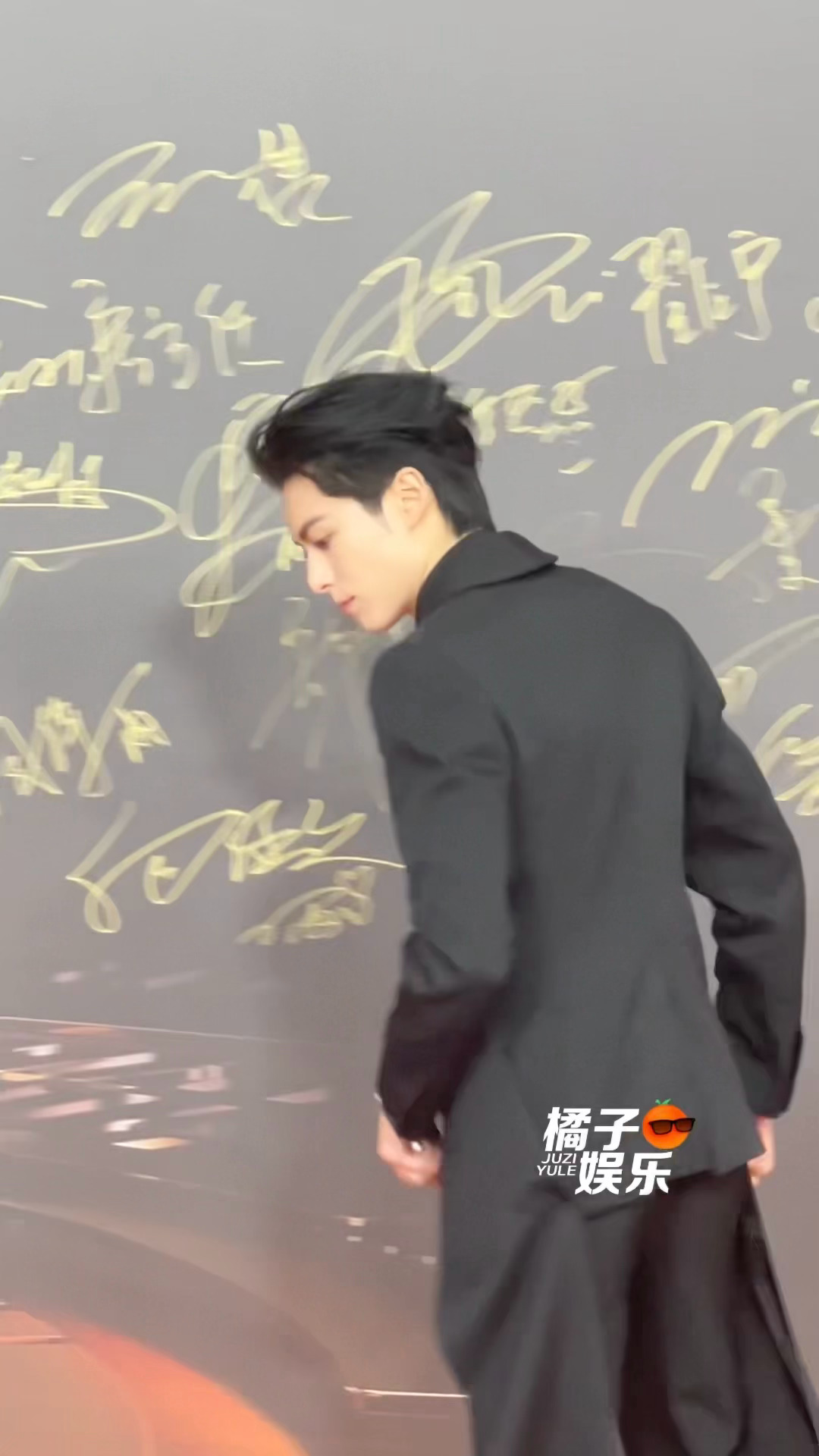 谁懂王鹤棣转过来这一下。。[流鼻血][流鼻血]拍完照慢动作跑走哈哈哈哈哈王鹤棣转