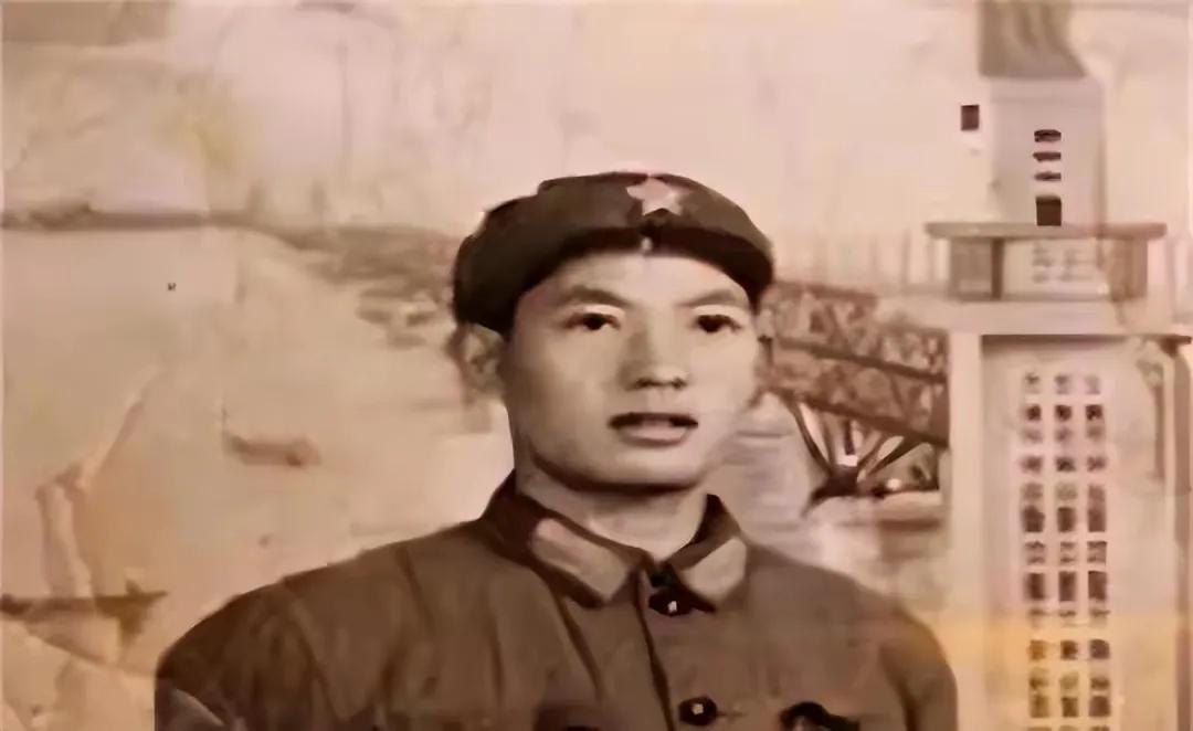 1979年，一战士为国牺牲。28年后，妻子贷款2000元，带着两个儿子来为丈夫扫
