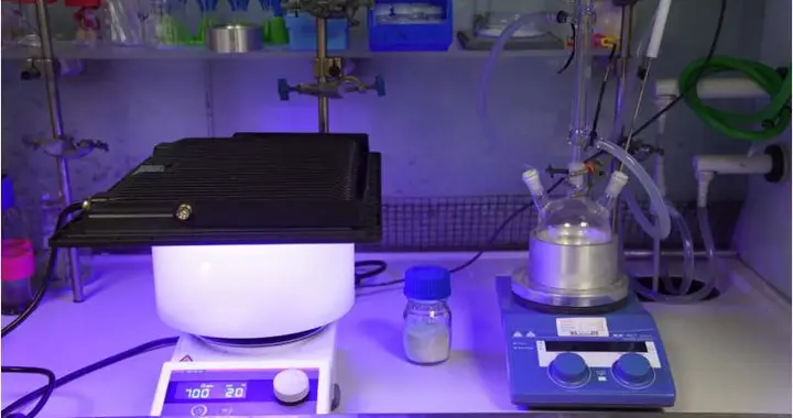 剑桥新发明，太阳一照就能把废塑料变燃料