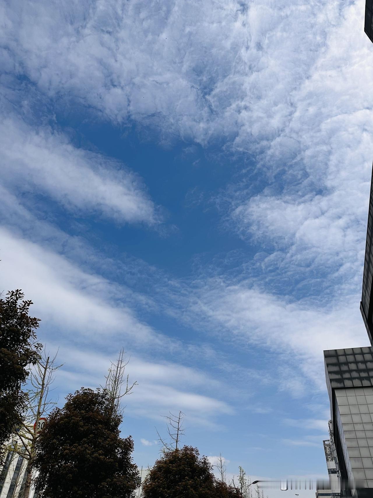 成都的蓝天白云只会在一个角落里，今天天气多云，但其中有一片蓝天。深邃如此，总是让