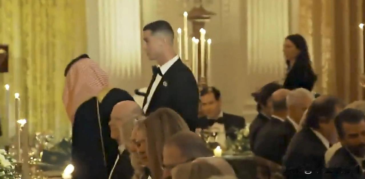 C罗携乔治娜出席了特朗普的白宫晚宴。内涵自行理解。
沙特的王储穆罕默德-本-萨勒