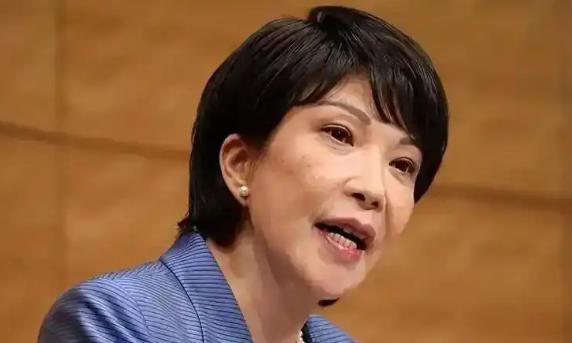 日本首相再次“拜鬼”，高市早苗给东京那座争议拉满的靖国神社，供奉了叫"真榊"的祭