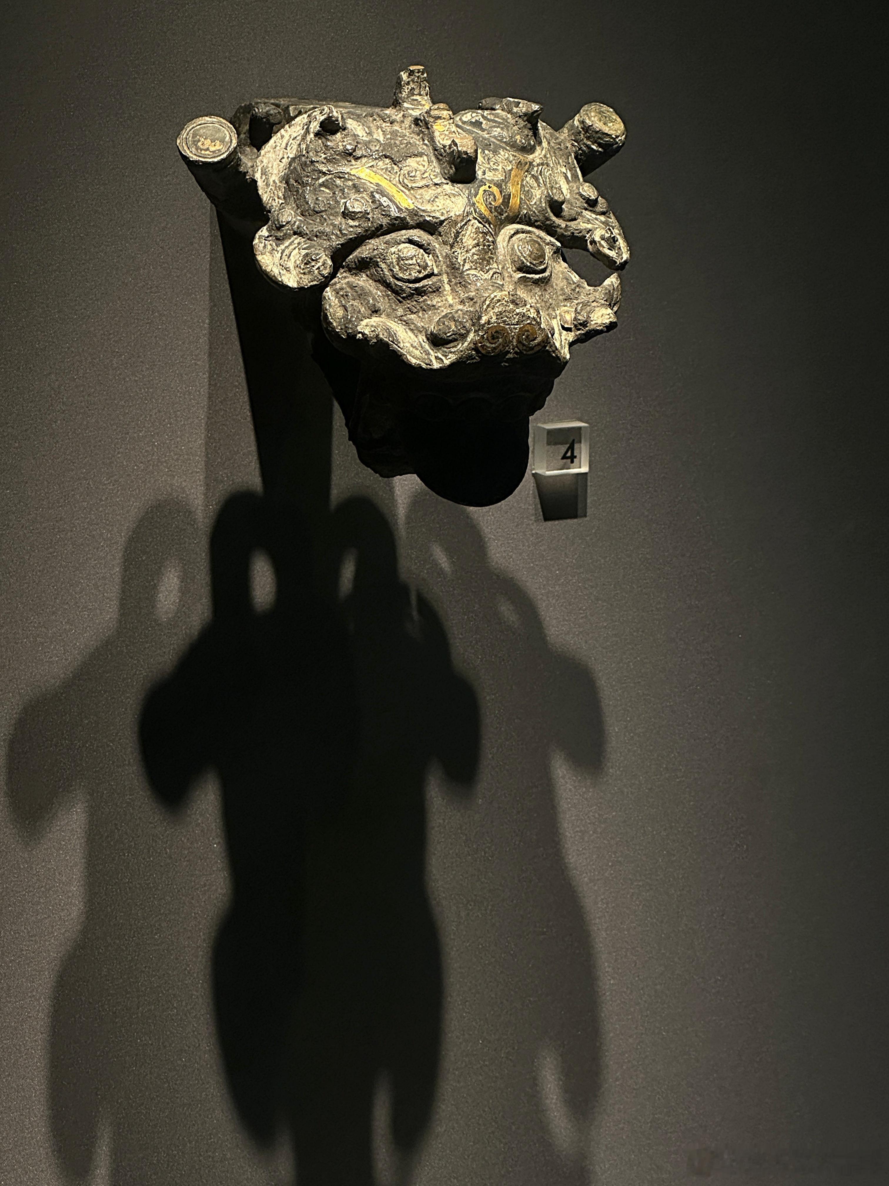 青铜错金兽首形辕头战国晚期南京博物院藏1965年江苏涟水三里墩出土。以青铜为基底