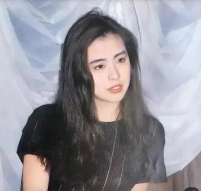 1990年，爆红的王祖贤第一次到北京拍摄商业广告，这也是她人生中首次踏足内地。彼