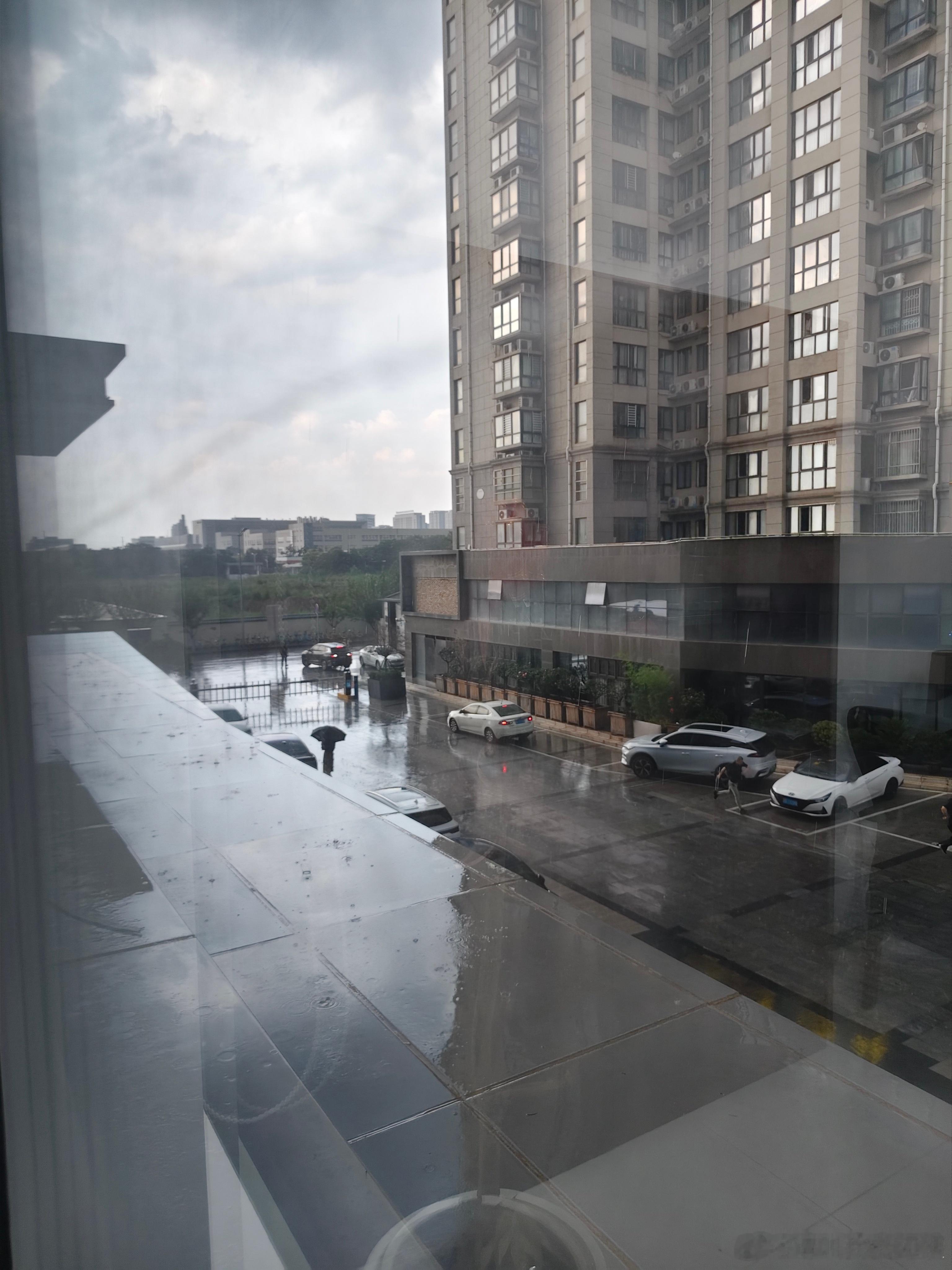 这边下大雨，那边大太阳。敢情是不让我回家了吗