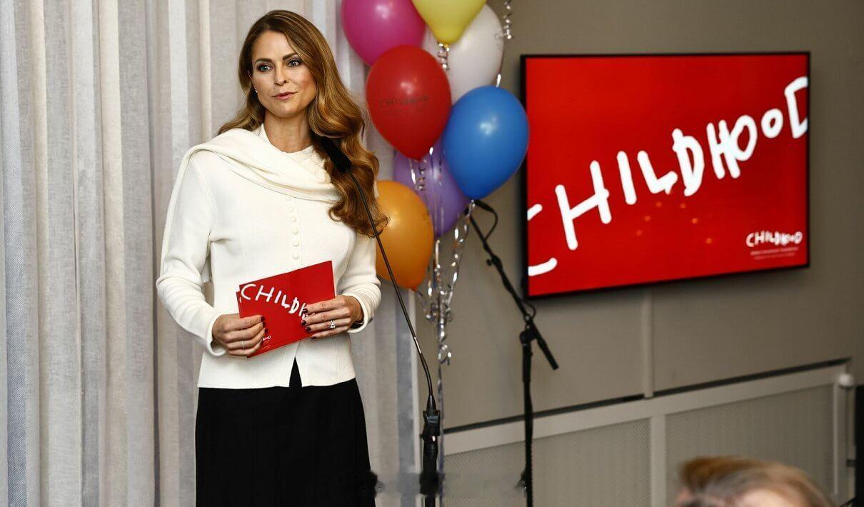 12.2 瑞典玛德琳公主出席儿童基金会的颁奖礼，白色上衣来自LEONÍ，黑色半裙