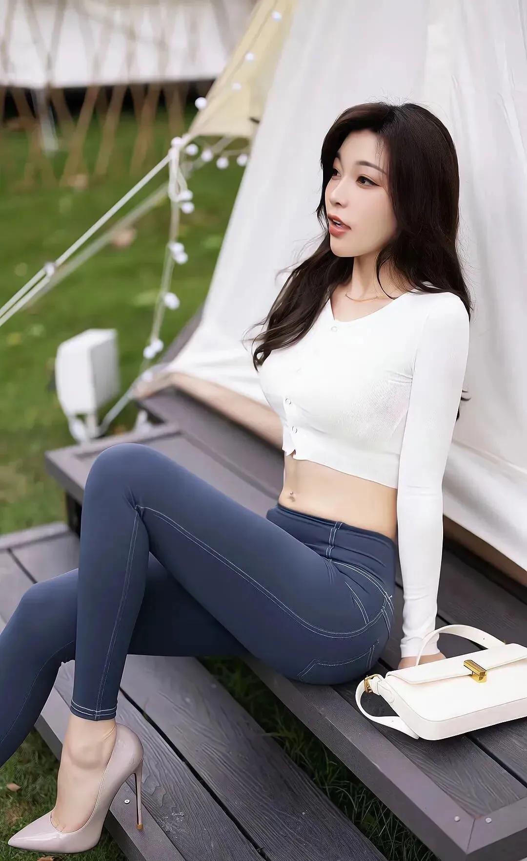 美丽的芝芝，灰色紧身牛仔裤，白色短上衣，白色高跟鞋👠，搭配完美，身材太美