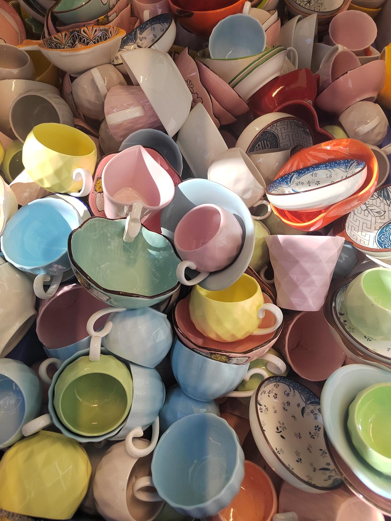 今天在集市里看到这种瓶瓶罐罐，真的挺喜欢的，第1次看到他们是在十几年前，已经很长