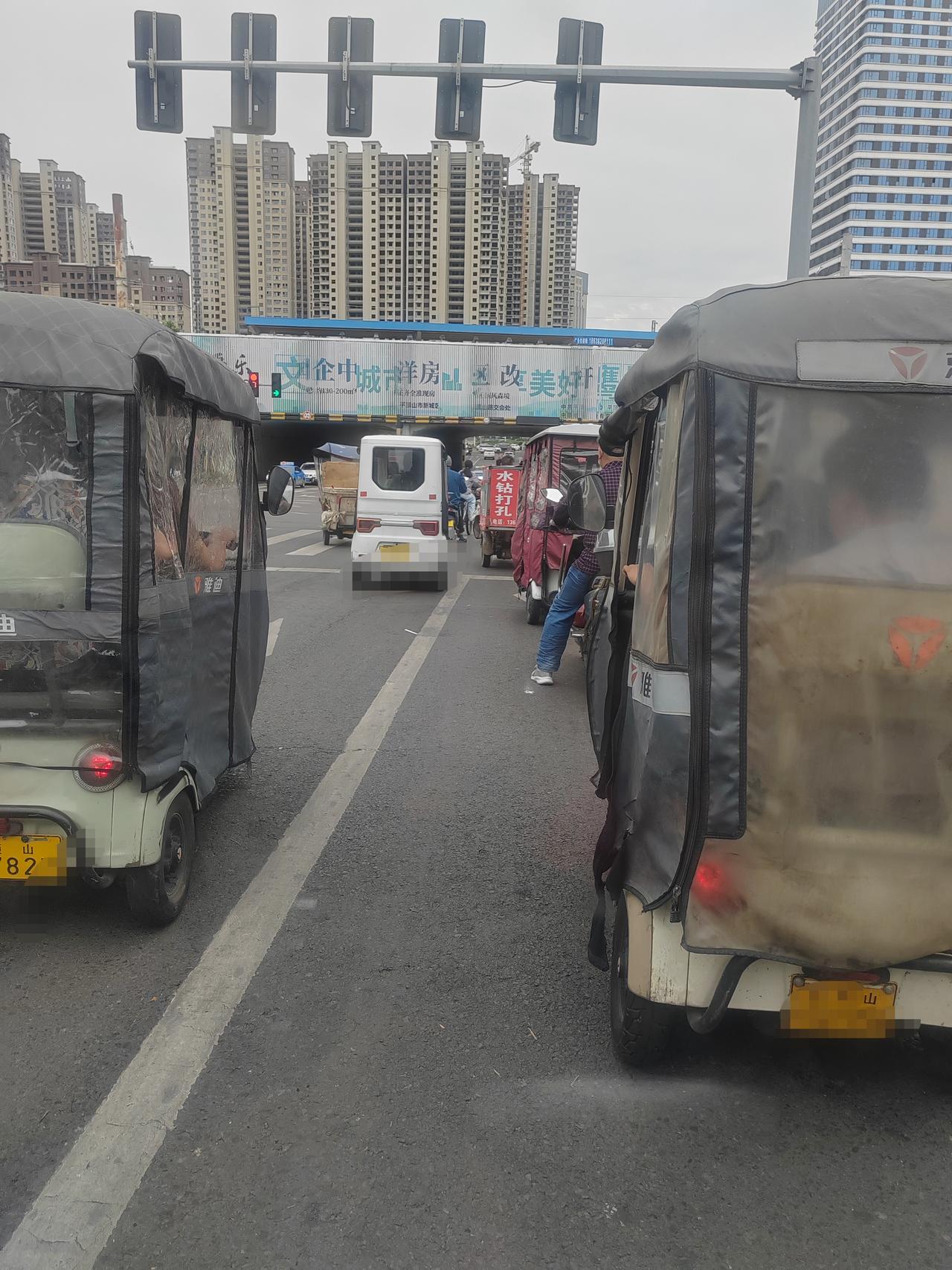 这是今天上午11点左右，在开源路与和顺路交叉口拍到的场景，从北向南直行为红灯，右
