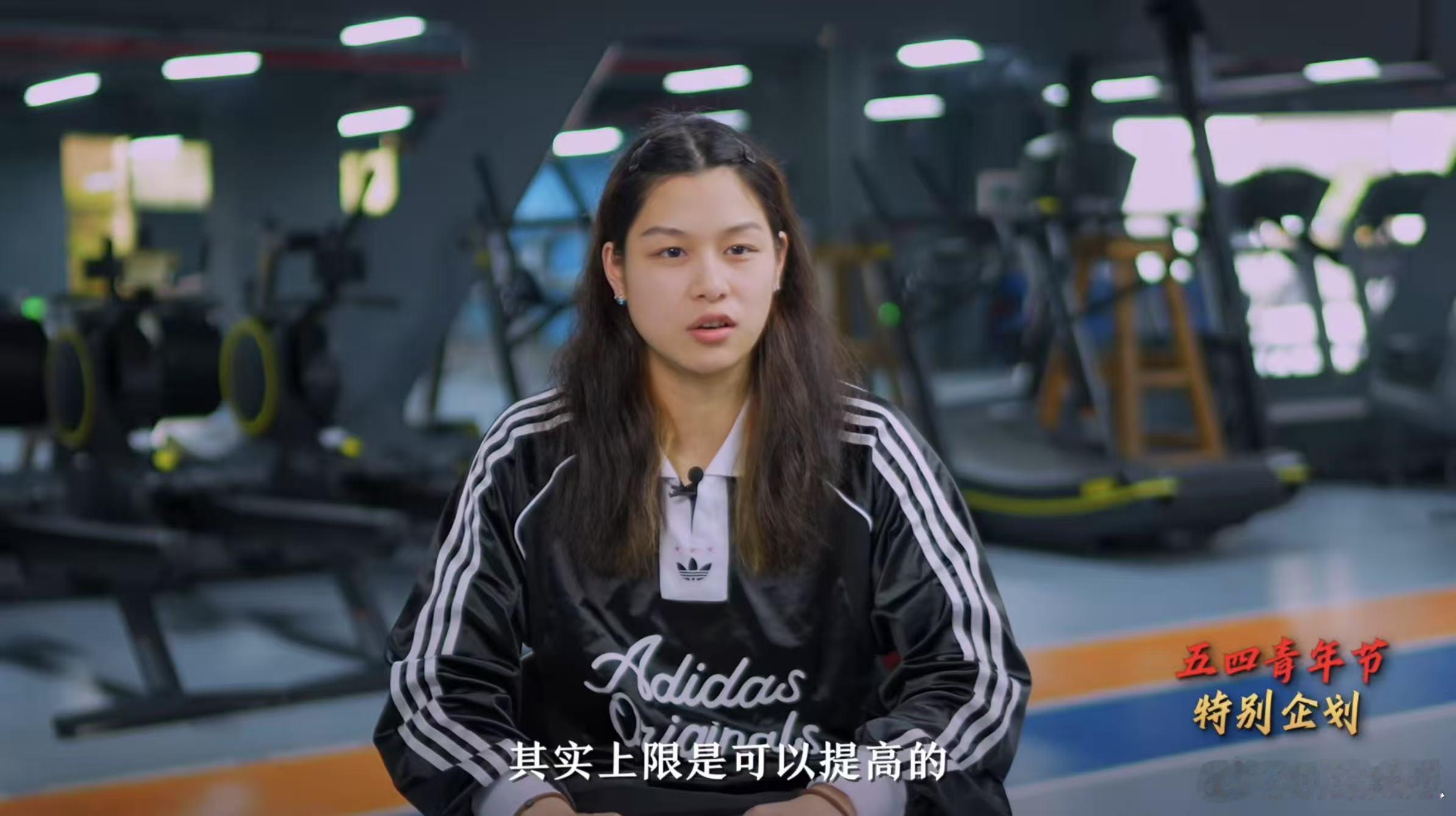 余依婷称想成为传奇游泳运动员在泳池的方寸天地间，余依婷用天赋作笔，以汗水为墨，书