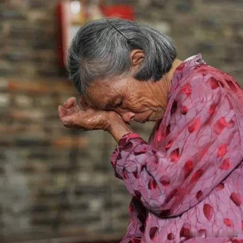 我是老李，今年78岁，一辈子无儿无女，上周我头疼住院，是侄子一直陪我在医院，我出