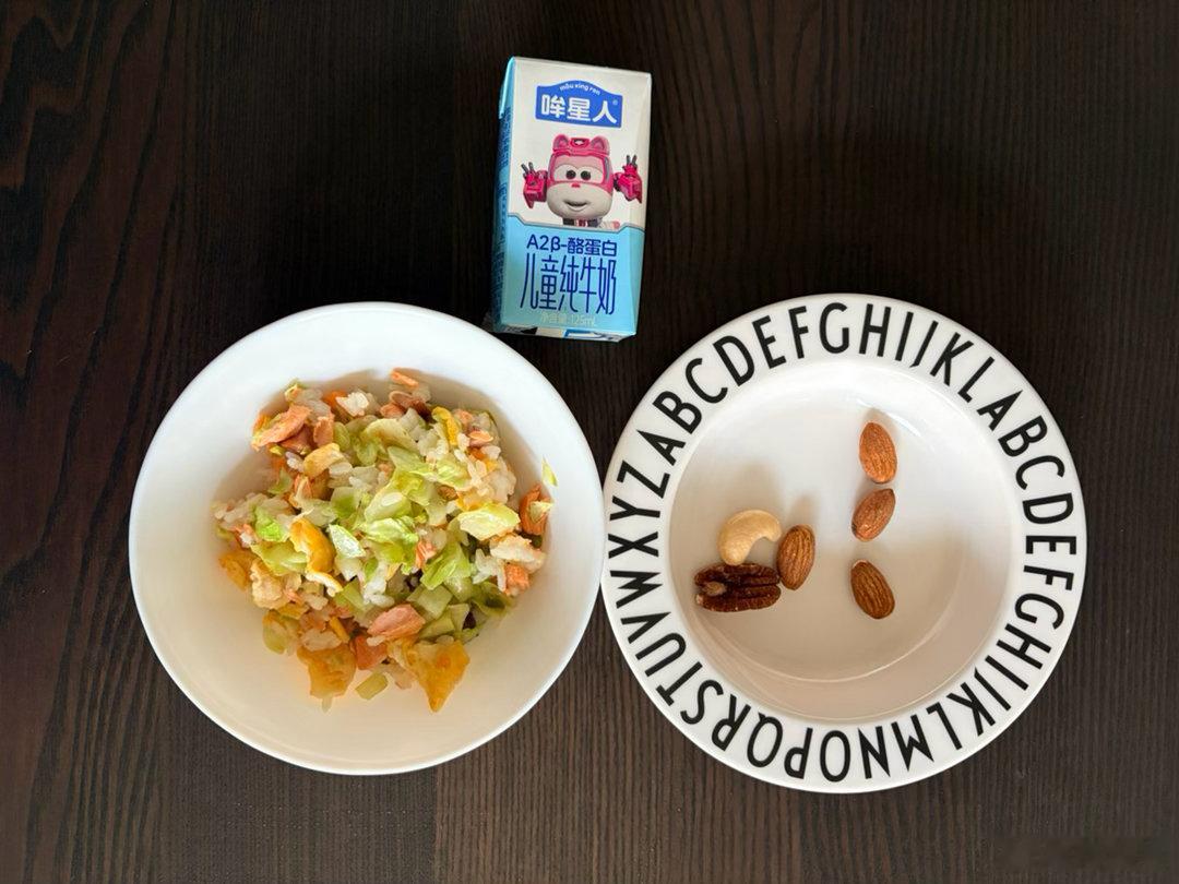 今日份小学生早餐🥣三文鱼蛋炒饭、坚果、牛奶简单吃饭 ​​​