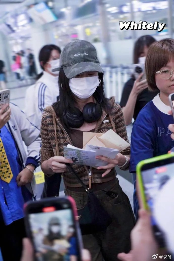 感觉黄婷婷和李艺彤不会和好了黄婷婷时隔9年综艺首提李艺彤，一句“第二和第四当朋友